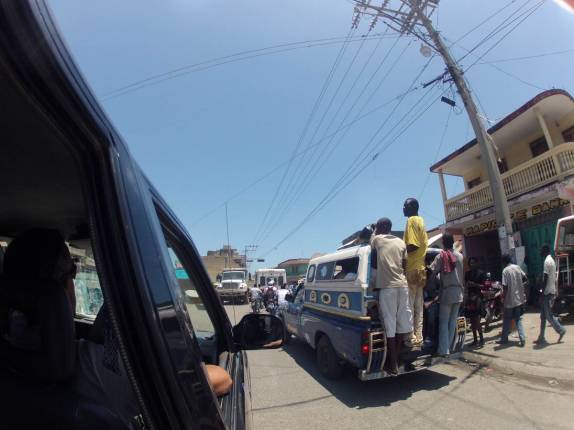 Dirigindo pelas ruas de Cap-Haitien, a segunda maior cidade do Haiti
